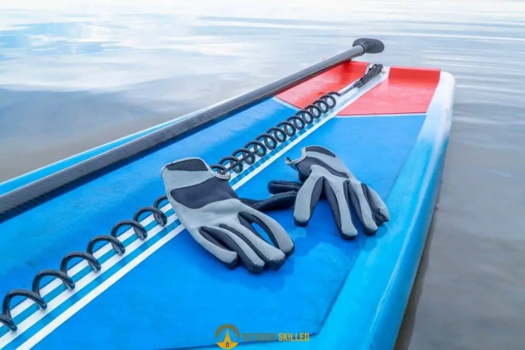a picture of a kayak paddle to show when to use a kayak paddle leash