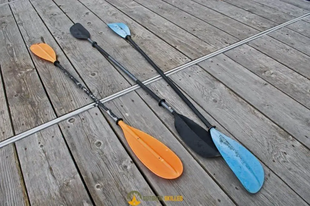 kayak paddles to show how to improve kayak's tracking quickly 
