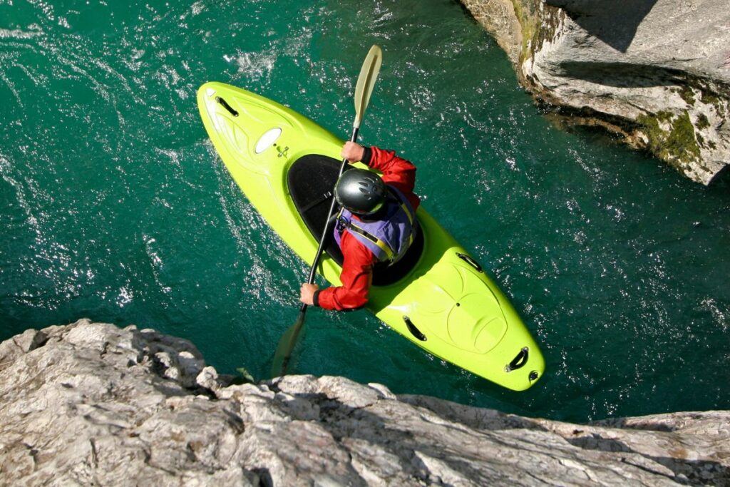 una foto de un kayakista usando una falda de spray para responder si necesito una falda de kayak