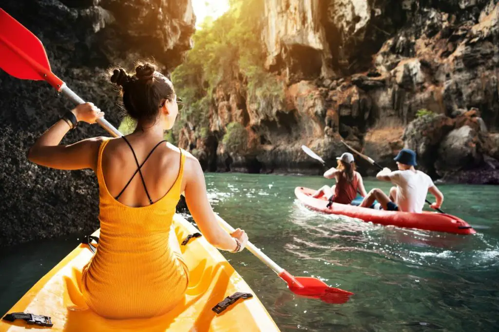 a photo of a group of kayakers to show the disadvantages of kayaking